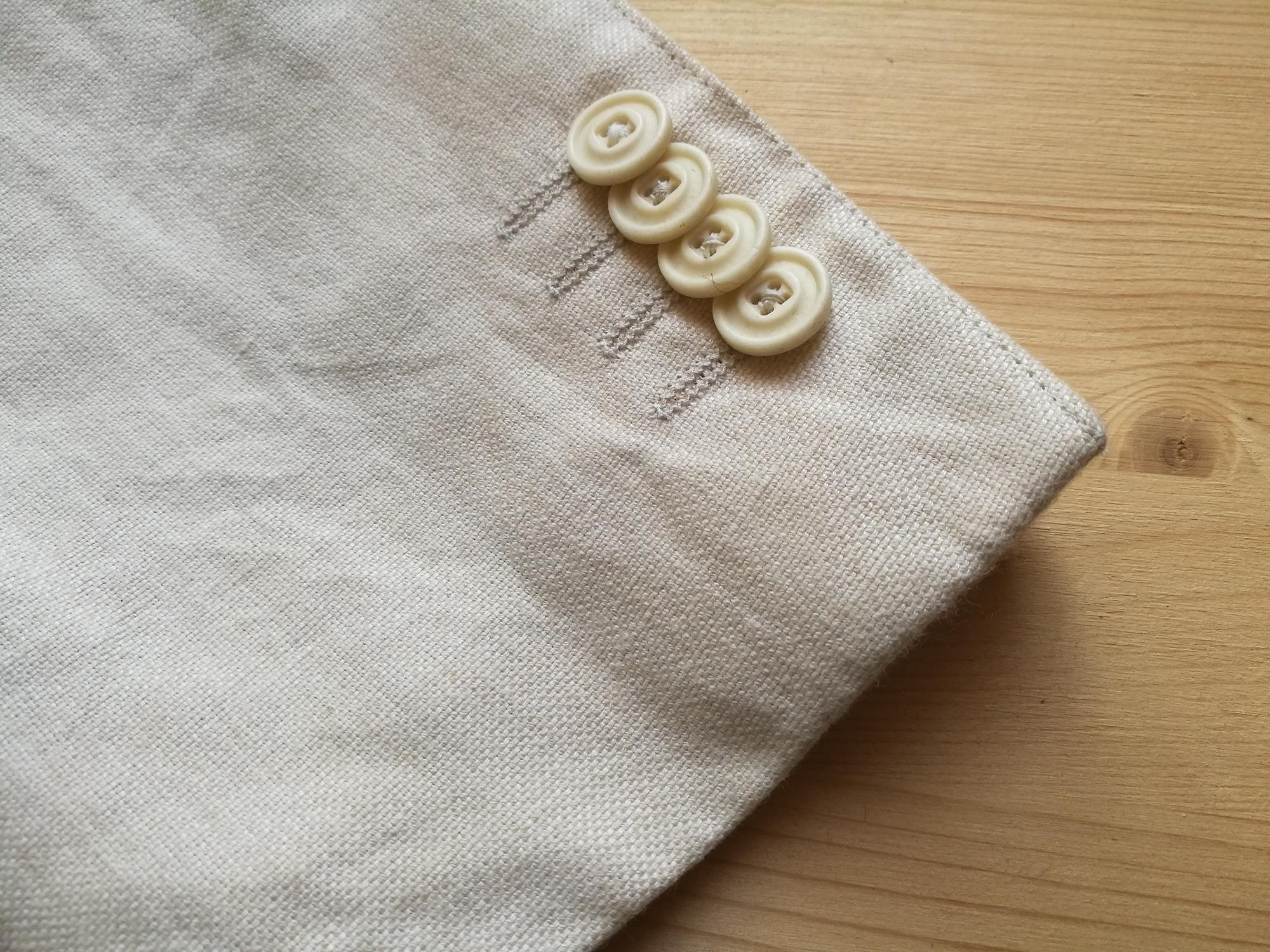 Monogram wyszyty na lnianej serwecie