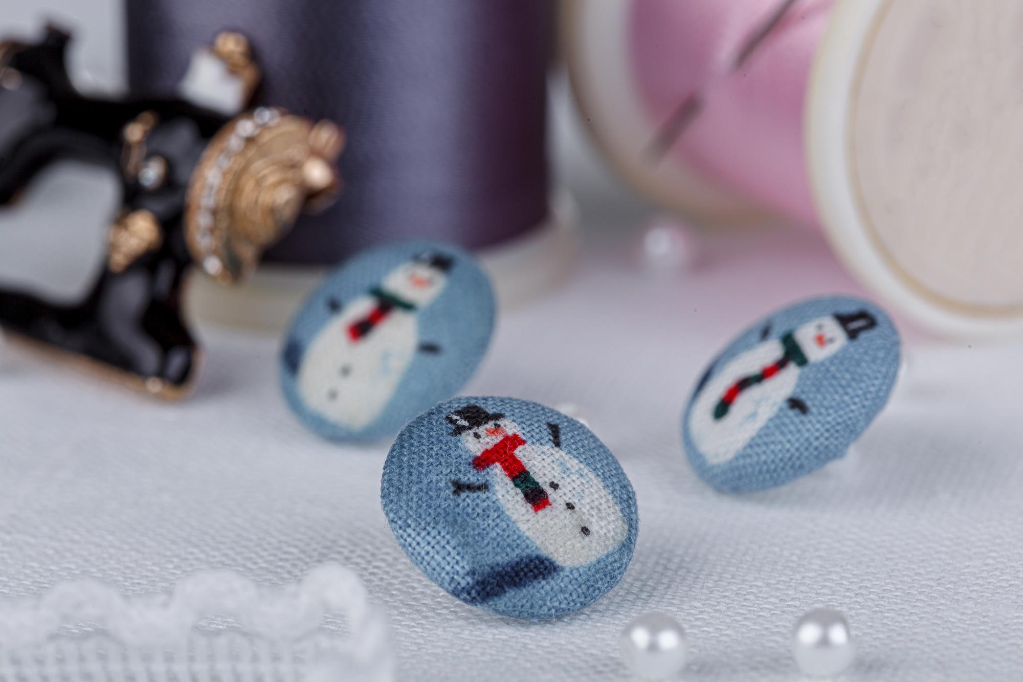 Zestaw haftowanych broszek w pastelowych kolorach